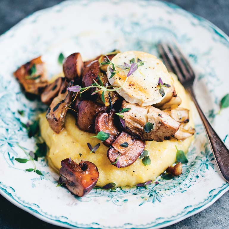 Romige polenta met artisjok en paddenstoelen